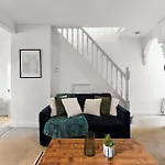 Sleek And Stylish Abode - Parking بريستول