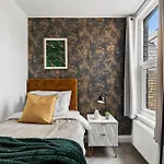Sleek And Stylish Abode - Parking