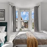 Sleek And Stylish Abode - Parking *