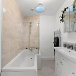 Sleek And Stylish Abode - Parking Tatil Evi