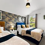 Дом отдыха Sleek And Stylish Abode - Parking *