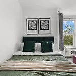 Sleek And Stylish Abode - Parking