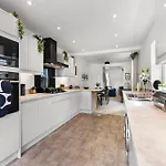 Sleek And Stylish Abode - Parking *