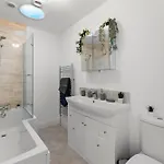 Sleek And Stylish Abode - Parking Tatil Evi *