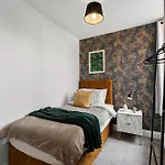 Sleek And Stylish Abode - Parking *