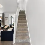 בית נופש Sleek And Stylish Abode - Parking *