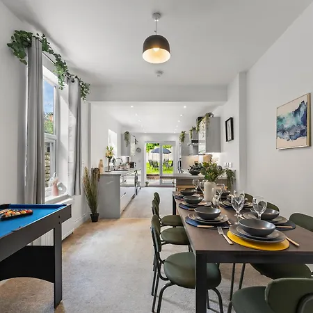 Sleek And Stylish Abode - Parking Dom wakacyjny *