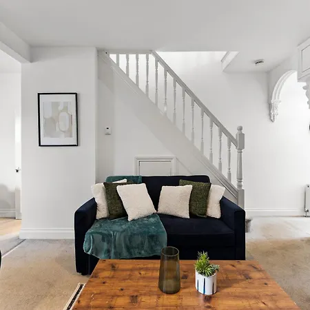 Sleek And Stylish Abode - Parking Bristol