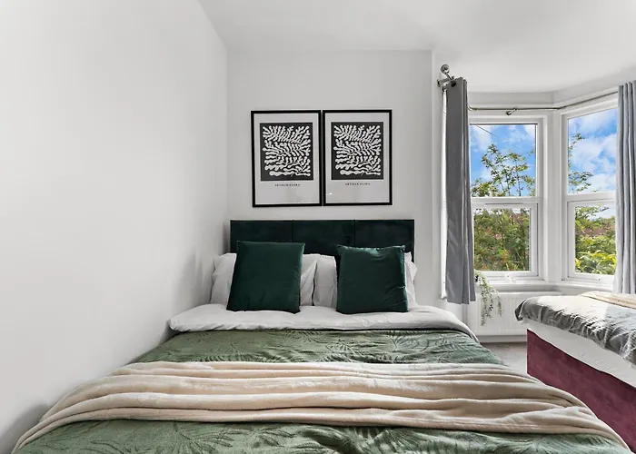 Sleek And Stylish Abode - Parking