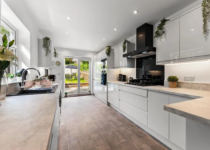 Ferienhaus Sleek And Stylish Abode - Parking Bristol