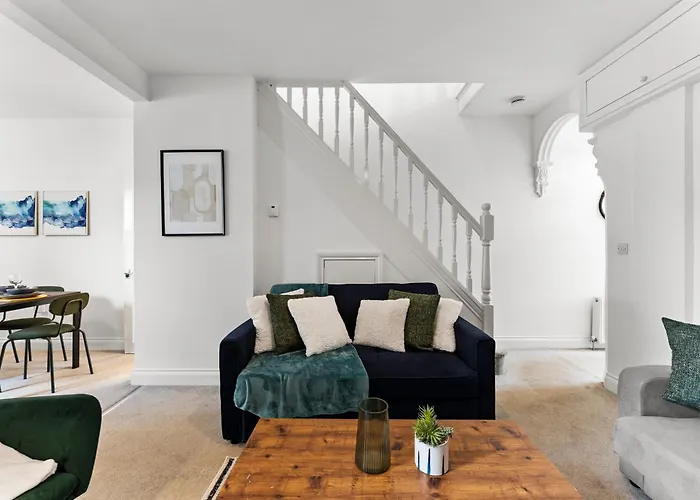 Sleek And Stylish Abode - Parking Bristol