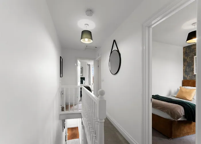 Sleek And Stylish Abode - Parking