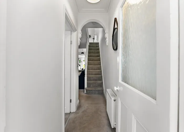 Sleek And Stylish Abode - Parking Ferienhaus