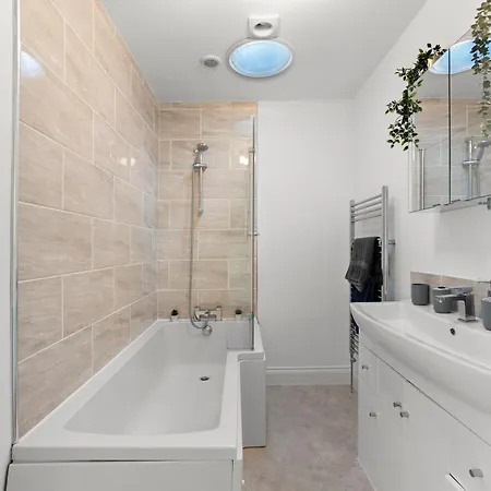 Sleek And Stylish Abode - Parking Hébergement de vacances