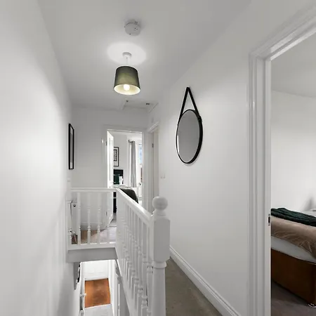 Sleek And Stylish Abode - Parking