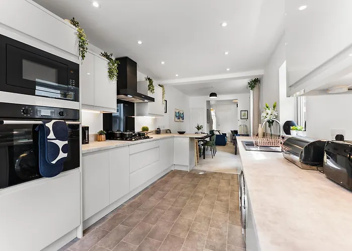 Sleek And Stylish Abode - Parking *