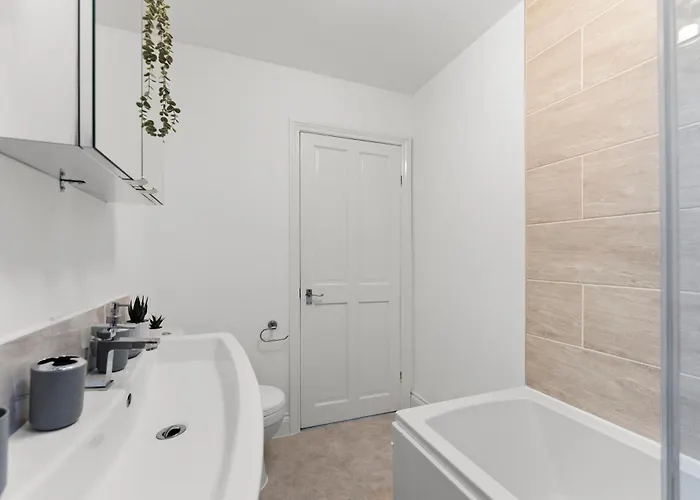 Sleek And Stylish Abode - Parking *